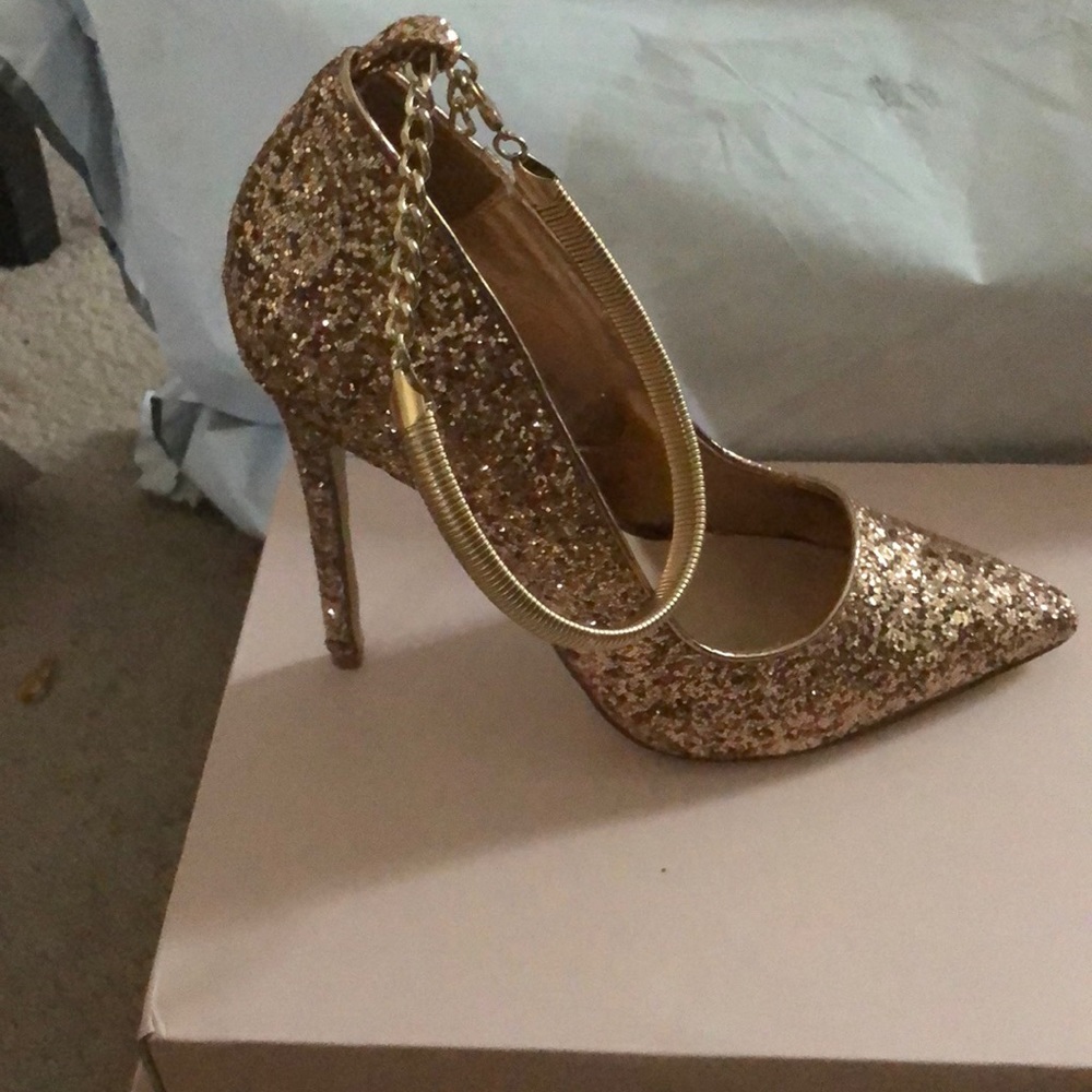 GOLD HEELS - Picture 3 of 6